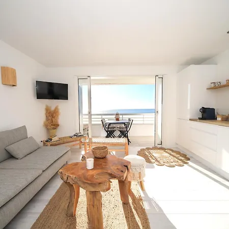 T3 Octopus Vue Parking Apartment